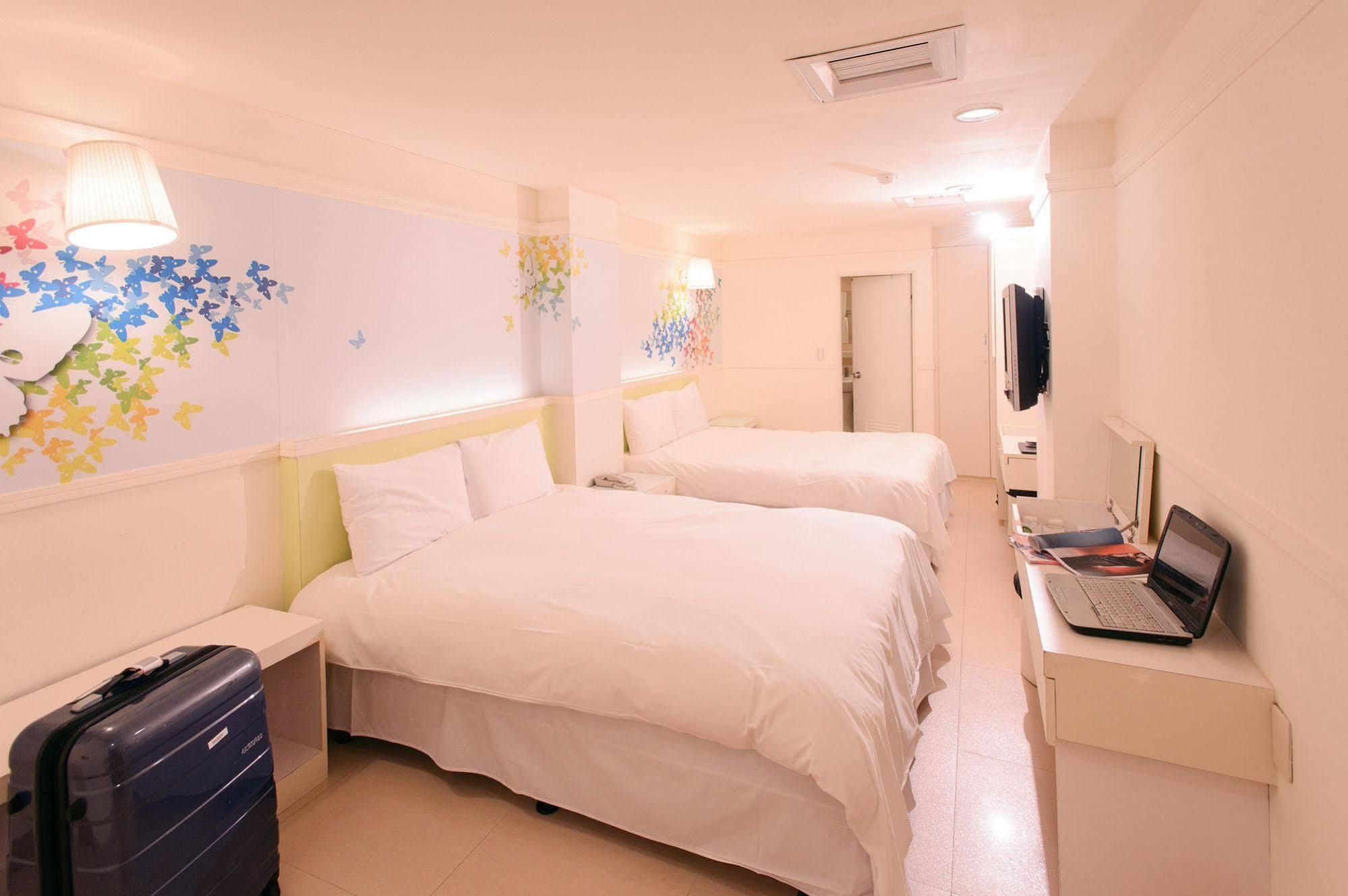 Kiwi Express Hotel - Zhong Zheng Branch Taichung Buitenkant foto